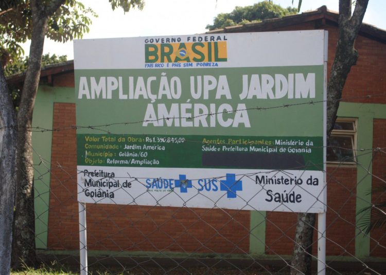 Placa fixada em frente ao Ciams, com a data de entrega rasurada (Foto: Guilherme Coelho)
