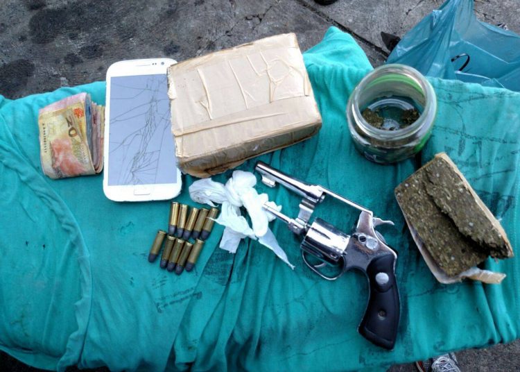 Revólver, drogas e munições apreendidas com o suspeito (Foto: Divulgação PM)