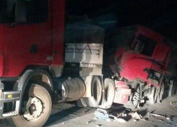 Acidente entre caminhões matou um motorista (Foto: Divulgação PRF)