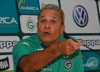 Hélio dos Anjos encerrou sua quinta passagem pelo Goiás com uma demissão