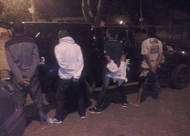 Menores apreendidos com carro roubado (Foto: Divulgação PM)