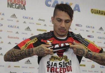 Guerrero veste a camisa do Mengão (Foto: Site Flamengo)