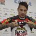 Guerrero veste a camisa do Mengão (Foto: Site Flamengo)