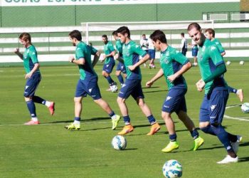 Jogadores treinam para enfrentar o Internacional (Foto: Site Goiás)