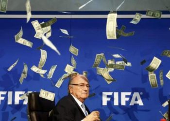 Comediante joga notas falsas em Joseph Blatter (Foto: Reprodução)