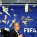 Comediante joga notas falsas em Joseph Blatter (Foto: Reprodução)