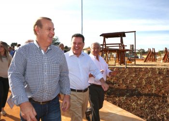Governador e prefeito em visita a obras na capital (Foto: Secom)