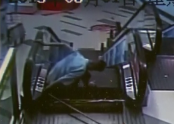 Homem fica preso na escada rolante (Foto: Reprodução)