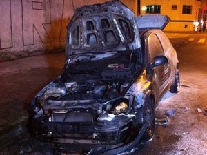 Carro de torcedor ficou destruído (Foto: Divulgação)