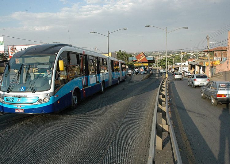 Eixo-anhanguera, um dos primeiros BRTs do Brasil (Foto: Reprodução)