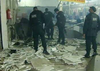 Parte do supermercado ficou destruída após a ação dos bandidos (Foto: Reprodução/internet)