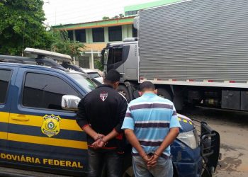 Suspeitos presos com a carga roubada (Foto: Divulgação PRF)