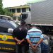 Suspeitos presos com a carga roubada (Foto: Divulgação PRF)