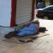 Morador de rua dorme durante a tarde (Foto: Guilherme Coelho)