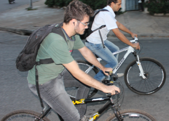 Marco Faleiro e Guilherme Coelho chegam de bike no Folha Z