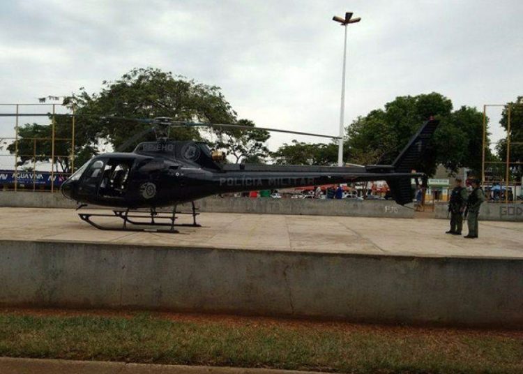 Helicóptero da PM desceu na Praça da T-8 (Foto: Divulgação)