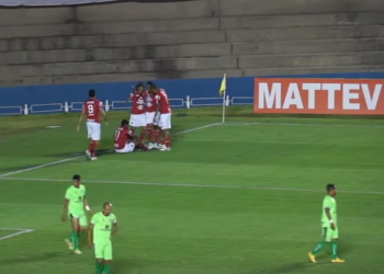 jogadores do Vila comemoram primeiro gol do jogo (Foto: Reprodução)