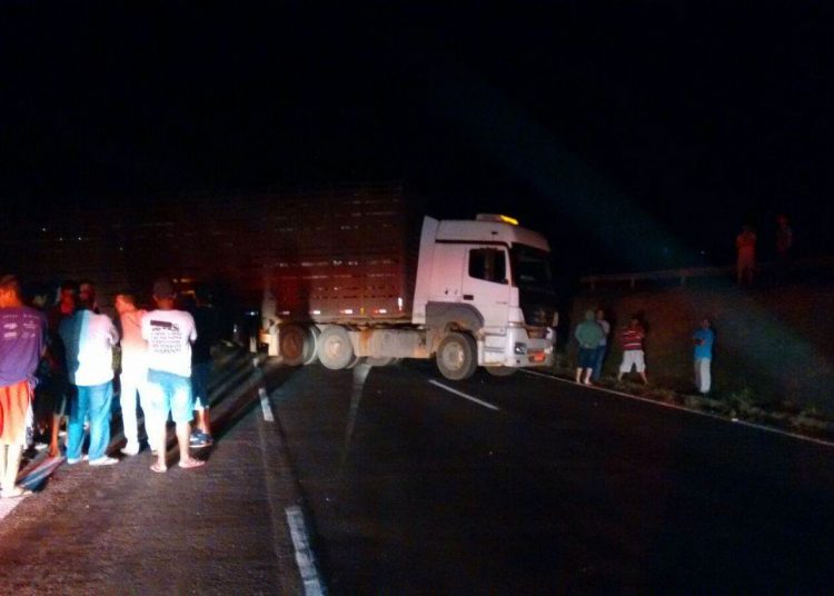 Bandidos não conseguiram roubar caminhão de gado (Foto: Divulgação PRF)
