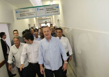 Prefeito conhece unidade de saúde na companhia de secretários e vereadores (Foto: Divulgação site prefeitura)