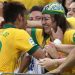 Neymar vai ao encontra da mãe durante jogo do Brasil
