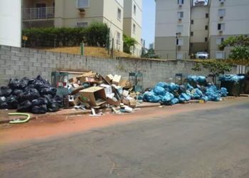 Lixo toma conta de rua no Negrão de Lima