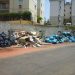 Lixo toma conta de rua no Negrão de Lima