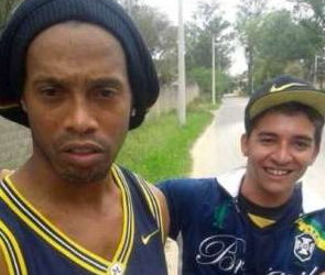 Fã aproveita para tirar foto com Ronaldinho