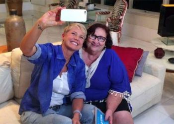 Xuxa faz selfie com