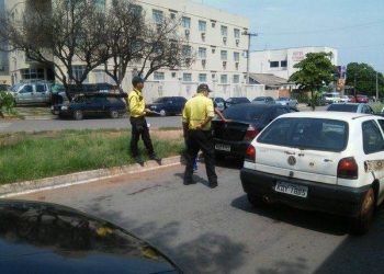Agentes da SMT multam motoristas na região da 44 (Foto: Divulgação prefeitura)