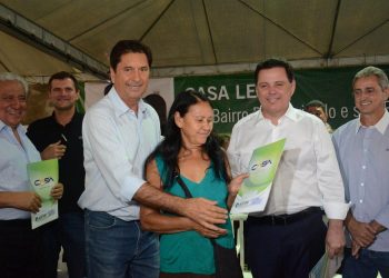 Governador de Goiás Marconi Perillo (PSDB) e prefeito de Aparecida Maguito Vilela (PMDB) na entrega de 500 escrituras no Jardim Tiradentes (Foto: Mantovani Fernandes)