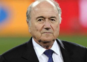 Blatter segue afastado