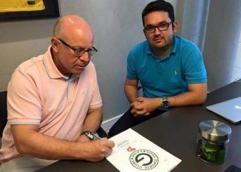 Presidente executivo do Goiás, Sérgio Rassi, e o diretor de Marketing Elias Júnior assinam acordo com a Dry World (Foto: Reprodução)