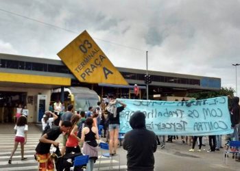 Manifestantes bloqueiam acesso ao Terminal Praça A  (Foto: Reprodução / Facebook)