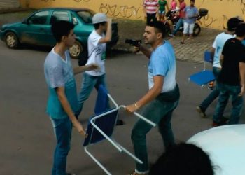 Suposto policial sem identificação aponta arma para estudante secundarista em manifestação em Goiânia (Foto: Reprodução / Desneuralizador)