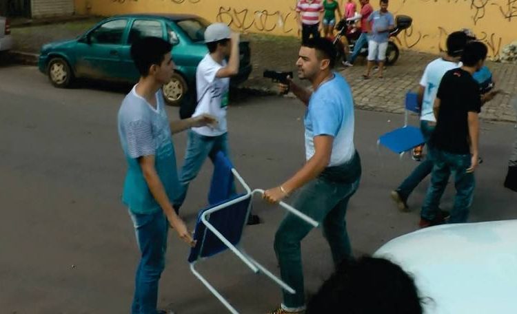 Suposto policial sem identificação aponta arma para estudante secundarista em manifestação em Goiânia (Foto: Reprodução / Desneuralizador)