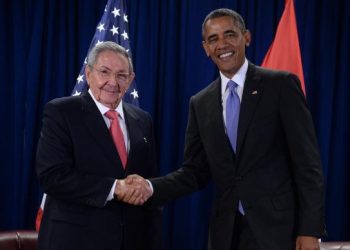 Os presidentes de Cuba, Raúl Castro, e dos Estados Unidos, Barack Obama, reúnem-se em Nova York (Foto: EPA/Behar Anthony/Agência Lusa/Direitos Reservados)