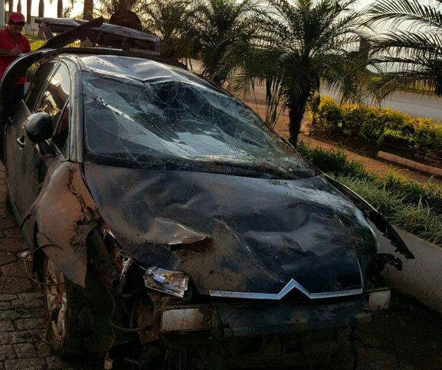 Carro ficou destruído, mas motorista saiu ileso (Foto: Reprodução / Redes Sociais)