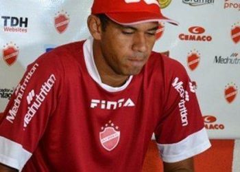 Róbston ficou muito abalado depois da derrota no clássico (Foto: João Paulo Di Medeiros / site oficial do Vila Nova-GO)