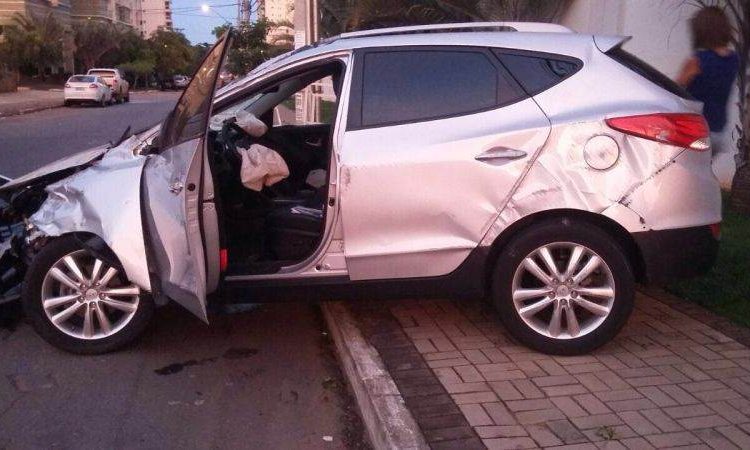 Carro do jogador ficou muito danificado (Foto: Leitor)