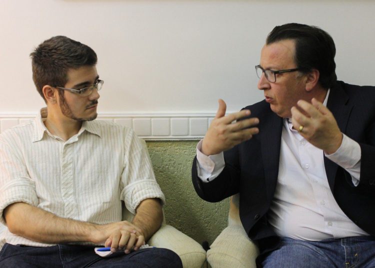 Alexandre Magalhães fala ao repórter do Folha Z Marco Faleiro (Foto: Guilherme Coelho/Folha Z)