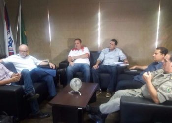 Dirigentes se reuniram com federação e PM para decidir detalhes do Goiás e Vila (Foto: Divulgação/FGF)