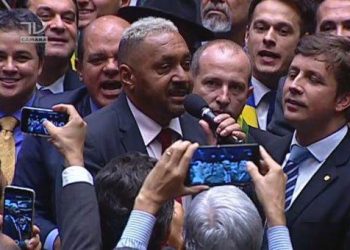 Voto do deputado Tiririca (PR-SP) pelo impeachment de Dilma Rousseff (Foto: Reprodução/TV Câmara)