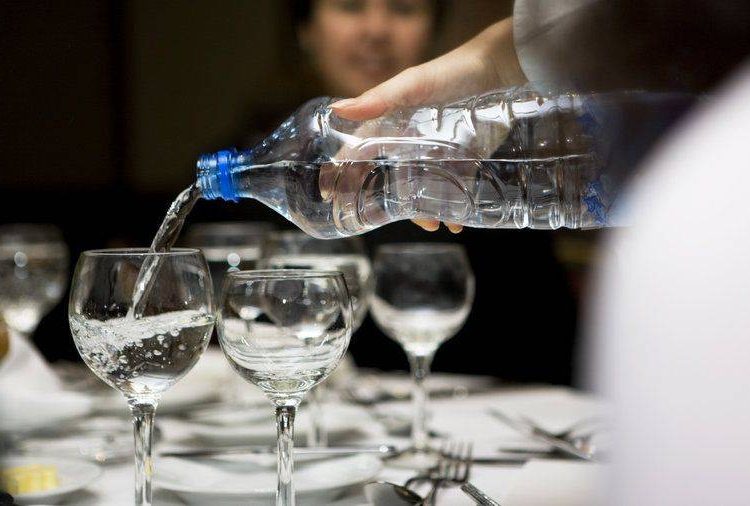 Projeto obriga bares e restaurantes a fornecer água gratuita aos clientes em Goiás