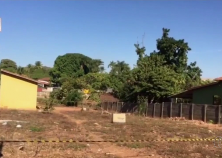 O corpo foi encontrado em frente ao Colégio Militar de Palmeiras de Goiás | Foto: Reprodução / TV Anhanguera