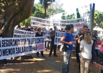 Policiais civis manifestaram hoje (26) por causa do salário oferecido de R$1.5 mil | Foto: Reprodução