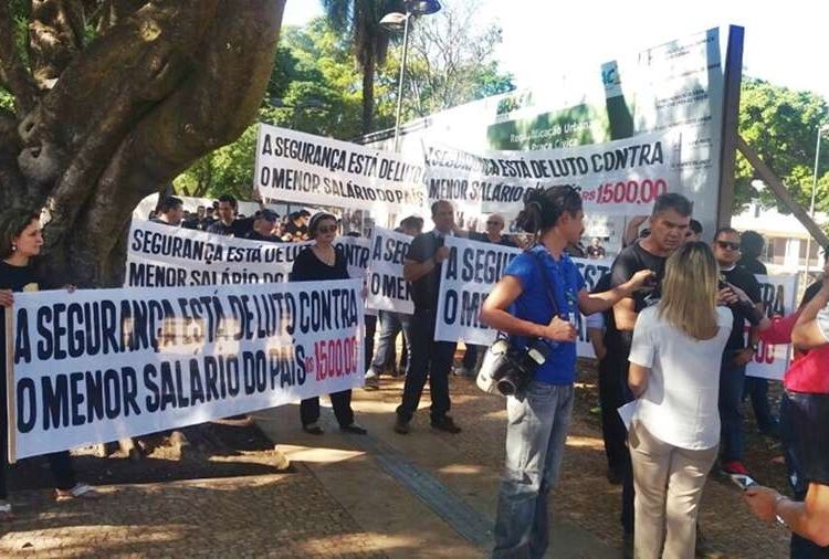 Policiais civis manifestaram hoje (26) por causa do salário oferecido de R$1.5 mil | Foto: Reprodução