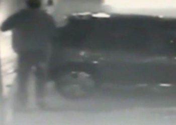 Ladrões usam carro para arrombar a loja e roubam três televisores | Foto: Reprodução / TV Anhanguera