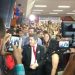 Delegado Waldir é tietado por "fãs" em convenção (Foto: Guilherme Coelho)
