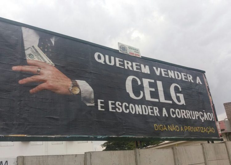 Dezenas de outdoors espalhados por Goiânia são incisivos na mensagem: “Querem vender a Celg e esconder a corrupção – Diga não à privatização” (Foto: Rodrigo Czepak)