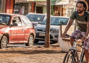 Contraste entre carros e bicicleta: Ainda de forma tímida, Charles já vê mudanças no comportamento das pessoas | Foto: Ângela Macário